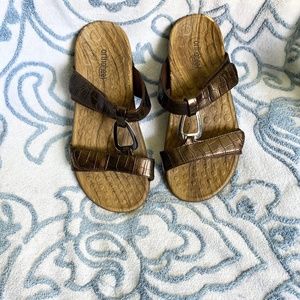 ORTHAHEEL Women's Layla Slide Sandals Patent Faux Crocodile Metallic Brown